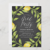 Lemon Greenery Wreath Rustic Chalkboard Abschluss Einladung (Vorderseite)