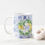 Lemon Greenery Wreath White Floral Blue Monogramm Kaffeetasse<br><div class="desc">Brautparty personalisierten monogramm Kaffee Tasse, um Ihre Hochzeit Thema wird eine besondere Erinnerung dieses Tages und die besondere Beziehung, die Sie teilen. Ein handgemalter botanischer Zitruskranz in Aquarellfarbe mit hängenden Zitronen, weißen Blüten der Blume und Blattgrün über einem Vintagen Mosaikfliesen aus mediterranem Mosaik, inspiriert von antiken Fliesen, für ein Bauernhaus...</div>