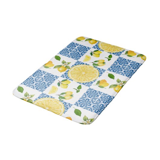 Lemon Mediterranean French Country Tile Pattern Badematte (Schrägansicht)