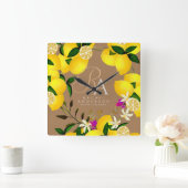 Lemon Monogram Brown Quadratische Wanduhr (Zuhause)