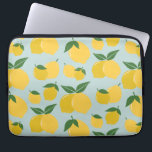 Lemon Muster Retro Frucht gelb auf grün Laptopschutzhülle<br><div class="desc">Retro Fruit Print - Zitronenmuster - Gelb auf Grün.</div>