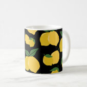 Lemon Muster Retro Frucht gelb auf schwarz Kaffeetasse (VorderseiteRechts)