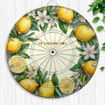 Lemon Obst Blume und Blätter Frische Zitrusfrüchte Dartscheibe<br><div class="desc">Mit diesem personalisierten Dartboard erwecken Sie Ihren Spielraum mit frischen Zitrusfrüchten-Charme. Mit einem lebhaften Kranz aus Zitronenfrüchten,  Blüten,  Blätter und Ihrem individuelle Name ergänzt das Dartboard die Wände stilvoll.</div>