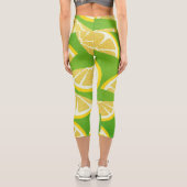 Lemon Slices on Lime Green Background Capri Leggings (Rückseite)