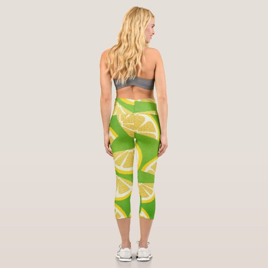 Lemon Slices on Lime Green Background Capri Leggings (Rückseite)