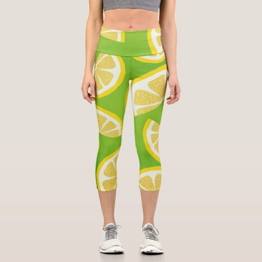 Lemon Slices on Lime Green Background Capri Leggings (Vorderseite)