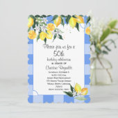 Lemon und Blue Gingham 50. Geburtstag Einladung (Stehend Vorderseite)