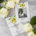 Lemon Watercolor Citrus Wedding Foto Dankeskarte<br><div class="desc">Unsere Zitronenwasserfarbe Hochzeit Dankeschön Karte ist eine frische und lebendige Art,  Ihre Wertschätzung auszudrücken. Das helle und fröhliche Zitronendesign eignet sich perfekt für Hochzeiten im Sommer und verleiht Ihren Dankeskarten eine Touch von Launen und Charme.</div>