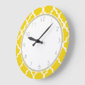 Lemon Yellow Quatrefoil Pattern Große Wanduhr (Winkel)