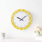 Lemon Yellow Quatrefoil Pattern Große Wanduhr (Zuhause)