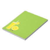 Lemonenzeichen neben der Limonade stehend Notizblock (Rotiert)