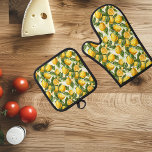 Lemons Yellow Kitchen Koch Cook Geschenk Ofenhandschuh & Topflappen-Set<br><div class="desc">Dieses Design kann durch Auswahl der Option Design bearbeiten personalisiert werden. Sie können auch auf andere Gegenstände übertragen. Kontaktieren Sie mich unter colorflowcreations@gmail.com oder nutzen Sie die Chat-Option oben auf der Seite, wenn Sie dieses Design auf einem anderen Produkt haben möchten oder Hilfe bei diesem Design benötigen. Ich kann bei...</div>