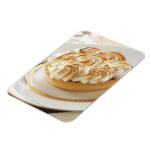 Lemonstrart mit gebackener Meringue auf Platte Magnet (Linke Seite)