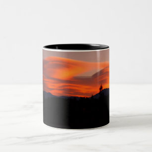 Lentikulare Wolken am Sonnenaufgang über Santa Fe Zweifarbige Tasse