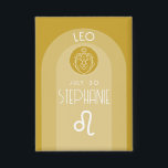 Leo Custom Birthday Zodiac - Modernes Design Button<br><div class="desc">Personalisieren Sie diese Schaltfläche mit einem Geburtstag und Namen. Ein Design mit dem Tierkreiszeichen - Leo. Personalisieren Sie dieses Set mit einem Geburtstag und Namen. Ein individuelles Geburtstagsdesign mit dem Tierkreiszeichen - Leo. Eine warme goldene Farbe - verbunden mit Leo ist das Hauptdesign hinter allen Zodiac-Details. Ein tolles Geschenk für...</div>