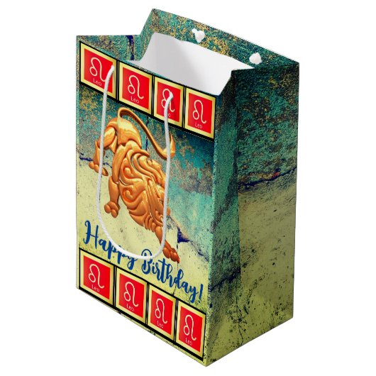 Leo - Happy Birthday Medium Gift Bag Mittlere Geschenktüte (Vorderseite Schrägansicht)