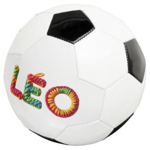 LÉO Name in lebendigem Häkelmuster Fußball