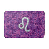 Leo Sign auf Girly Pink Fuchsia Digitale Camouflag Badematte (Vorderseite)