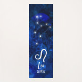 Leo Zodiac Constellation Dark Blue Galaxy Monogram Yogamatte (Vorderseite)