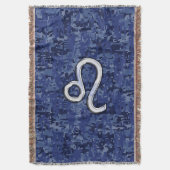 Leo Zodiac Sign auf Blue Digital Camouflage Decke (Vorderseite Vertikal)