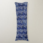 Leo Zodiac Sign auf Blue Digital Camouflage Seitenschläferkissen (Vorderseite Vertikal)