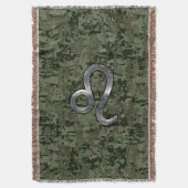 Leo Zodiac Sign auf der grünen digitalen Camouflag Decke (Vorderseite Vertikal)