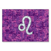 Leo Zodiac Sign auf Fuchsia Digital Camouflage Tischnummer (Vorderseite)