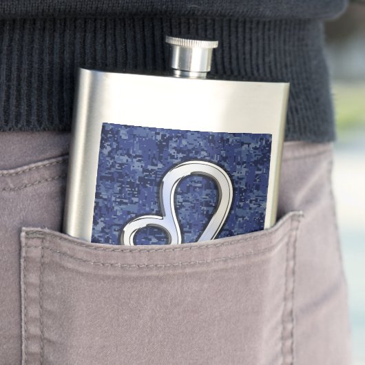 Leo Zodiac Sign auf Navy Blue Digital Camouflage Flachmann (Beispiel)