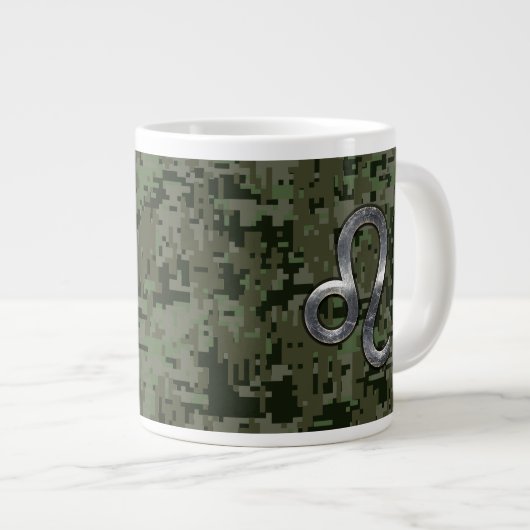 Leo Zodiac-Symbol auf der digitalen Woodland-Camou Jumbo-Tasse (Vorderseite Rechts)