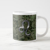 Leo Zodiac-Symbol auf der digitalen Woodland-Camou Jumbo-Tasse (Rechts)