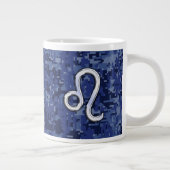 Leo Zodiac-Symbol auf Navy Blue Digital-Camouflage Jumbo-Tasse (Rechts)