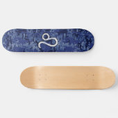 Leo Zodiac-Symbol auf Navy Blue Digital-Camouflage Skateboard (Horizontal)