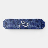 Leo Zodiac-Symbol auf Navy Blue Digital-Camouflage Skateboard (Horizontal)