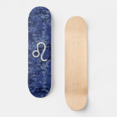 Leo Zodiac-Symbol auf Navy Blue Digital-Camouflage Skateboard (Vorderseite)