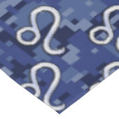 Leo Zodiac Symbol auf Navy Blue Digital Camouflage Tischdecke (Schrägansicht)