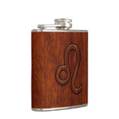 Leo Zodiac Symbol im Mahagoni-Holzstil Flachmann (Rechts)