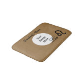 Leo Zodiac Symbol Standard von Kenneth Yoncich Badematte (Schrägansicht)