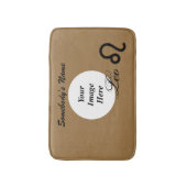 Leo Zodiac Symbol Standard von Kenneth Yoncich Badematte (Vorderseite Vertikal)