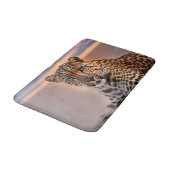 Leopard am Strand Badematte (Schrägansicht)