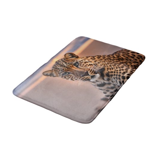 Leopard am Strand Badematte (Schrägansicht)