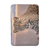 Leopard am Strand Badematte (Vorderseite Vertikal)