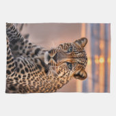 Leopard am Strand Geschirrtuch (Horizontal)