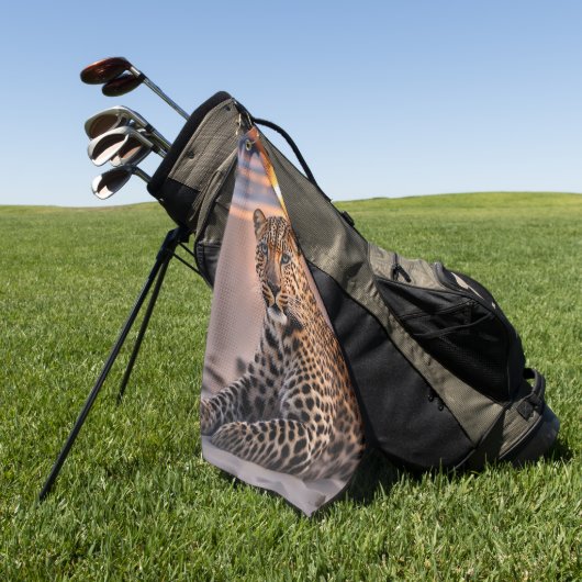 Leopard am Strand Golfhandtuch (Gras)