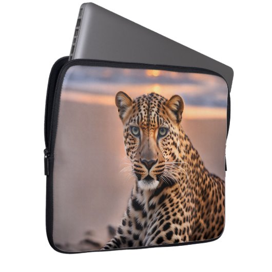 Leopard am Strand Laptopschutzhülle (Vorne Rechts)