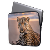 Leopard am Strand Laptopschutzhülle (Vorderseite Links)
