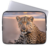 Leopard am Strand Laptopschutzhülle (Vorderseite)
