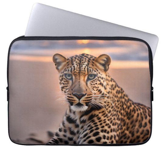 Leopard am Strand Laptopschutzhülle (Vorderseite)