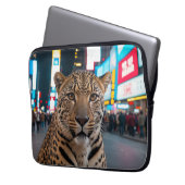 Leopard am Times Square Laptopschutzhülle (Vorderseite Links)