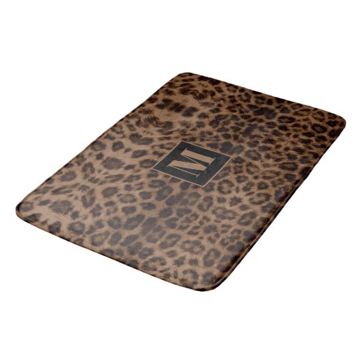 Leopard Animal Print Brown Black Chic Monogramm Badematte (Schrägansicht)