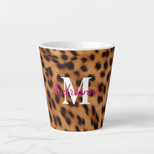 Leopard Animal Print Monogram Milchtasse (Vorderseite)